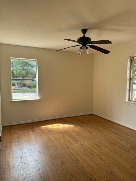 Building Photo - 105 S Weatherred Dr