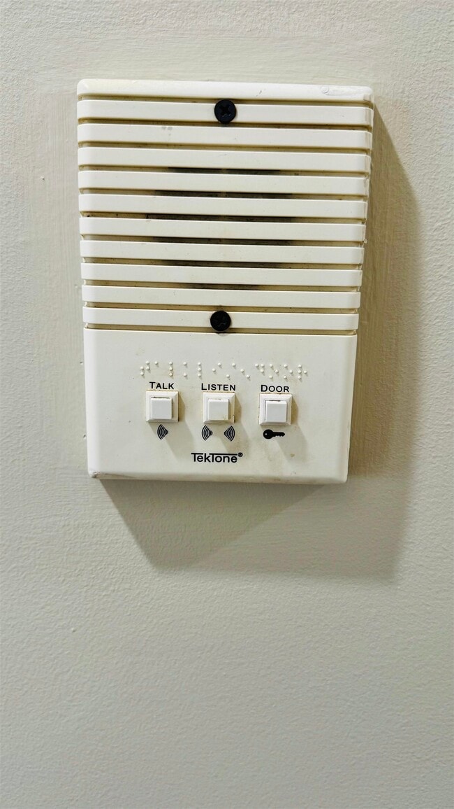 Building Photo - 682 Summit Ave