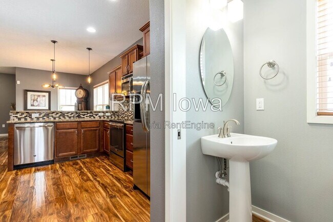 Building Photo - 1651 SW Arlan Dr