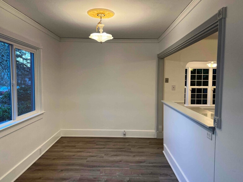 Building Photo - 400 W 17th St