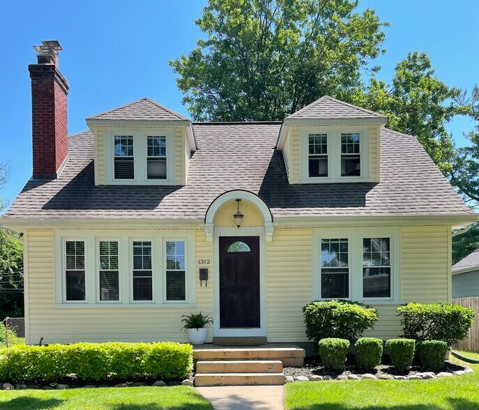 Building Photo - 1312 N Maple Ave