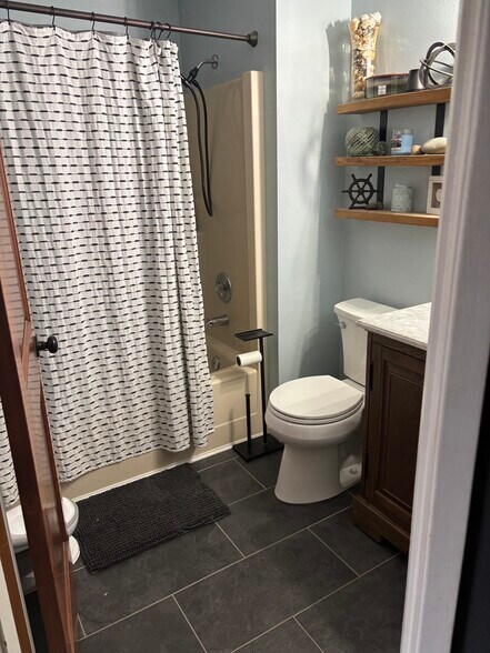 Building Photo - 520 NW Lateen St