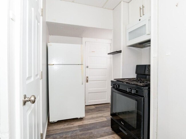 Building Photo - 506 Bryan Ave