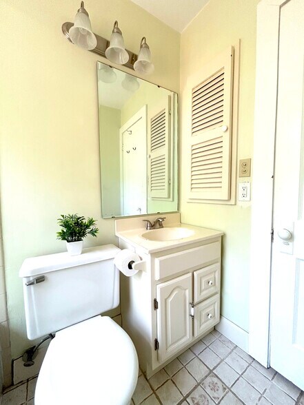 Bathroom #1 - 2903 Maisel Dr