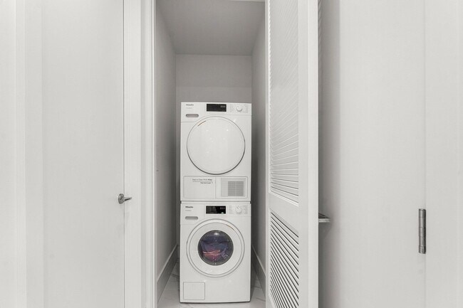 Building Photo - 220 Lake Shore Dr