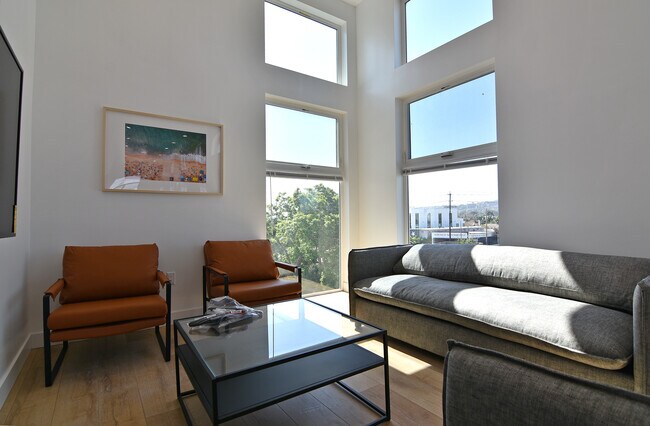 Building Photo - 2533 S Curson Ave