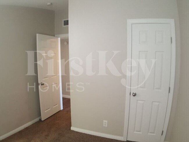 Building Photo - 2317 Hassett Ave