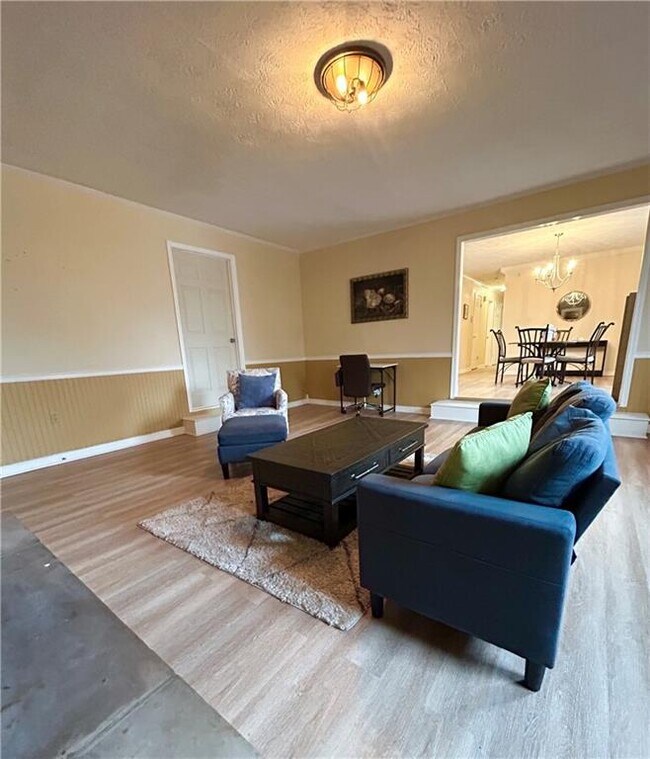 Building Photo - 1005 Eastview Rd NE