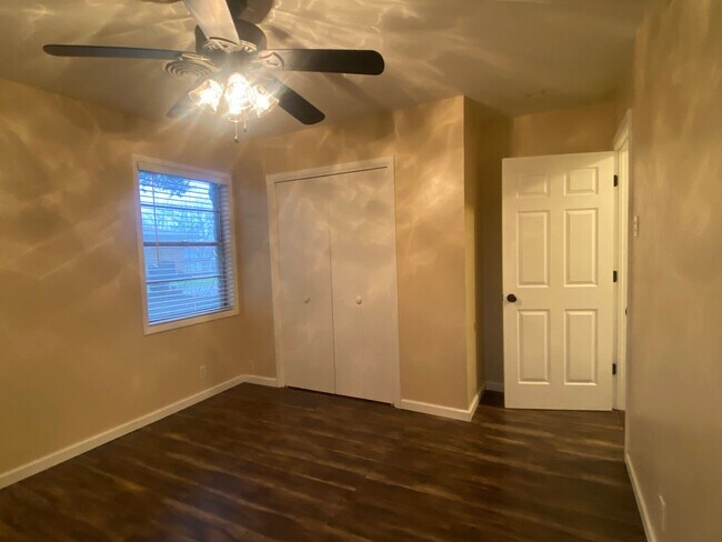 Building Photo - 3 BEDROOM NEAR BONHAM MIDDLE SCHOOL, EASY COMMUTE