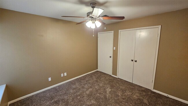 Building Photo - 14807 Spring Lake Dr