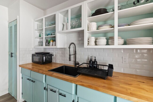 Building Photo - Furnished * AVAIL Now Through 11/1 * $1,69...