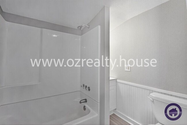 Building Photo - 3377 Lagrange St