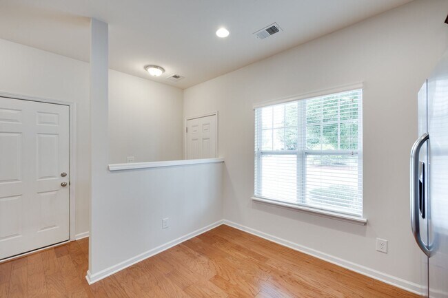 Building Photo - Beautifully maintained 3-bedroom, 3 bath e...