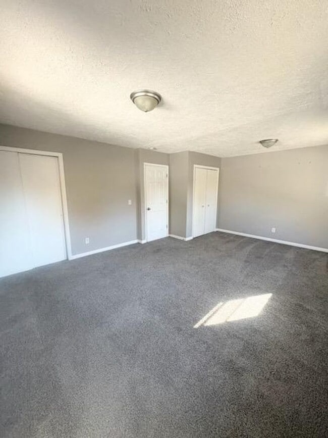 Building Photo - Split Level 4 Bedroom