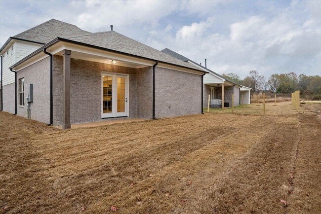 Building Photo - 300 Maple St