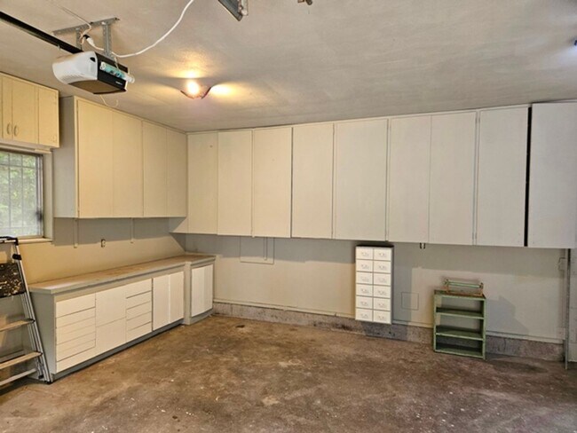 Building Photo - 3Bd/2Ba Single Story House - For Viewing!