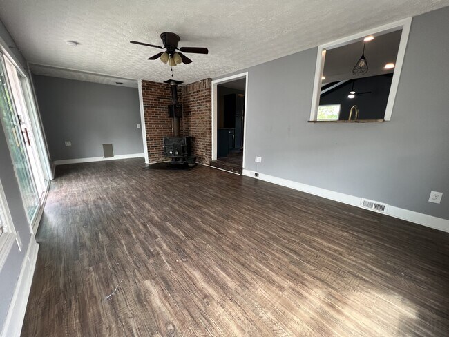 Building Photo - 120 Lake Point Dr
