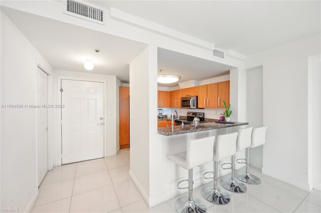 Building Photo - 2 br, 2 bath Condo - 6362 Collins Avenue, ...