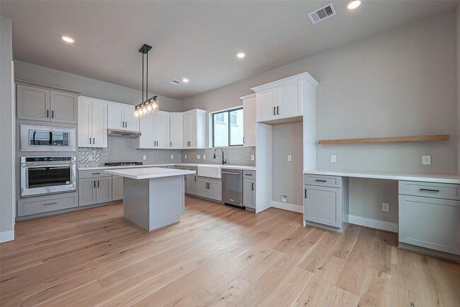 Building Photo - 1222 W 24th St