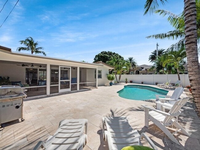 Building Photo - 2250 NE 35th St