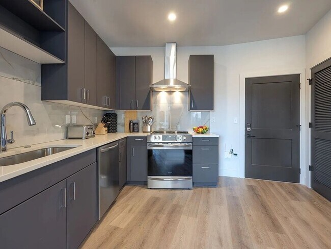 Building Photo - 303 31st Ave N