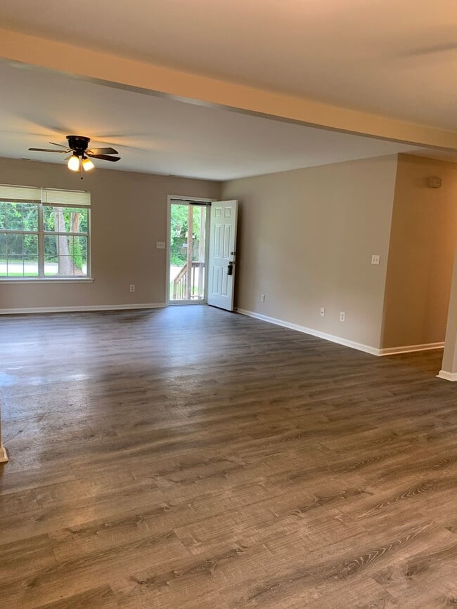 Building Photo - 2112 Wisteria Dr
