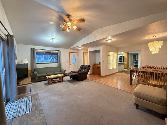 Building Photo - Spacious 3-Bedroom, 2-Bath Home, Just Outside of Town – Pets Welcome!