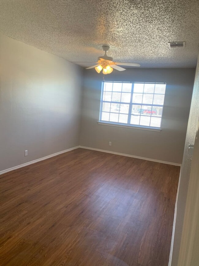 Building Photo - 3 bedroom 2 bath