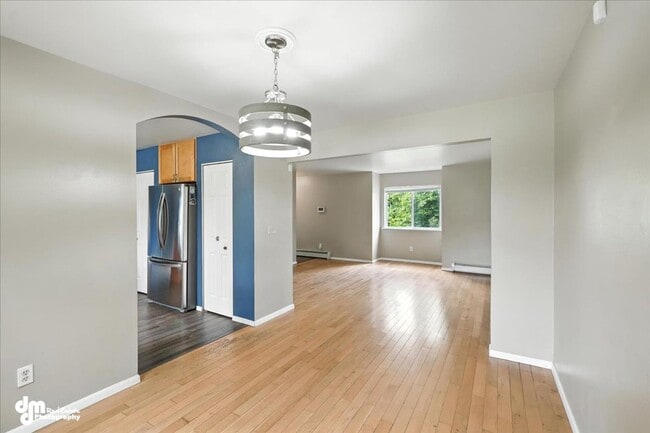 Building Photo - Spacious Palmer Home!