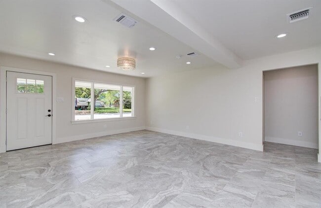 Building Photo - 624 Willow Ln