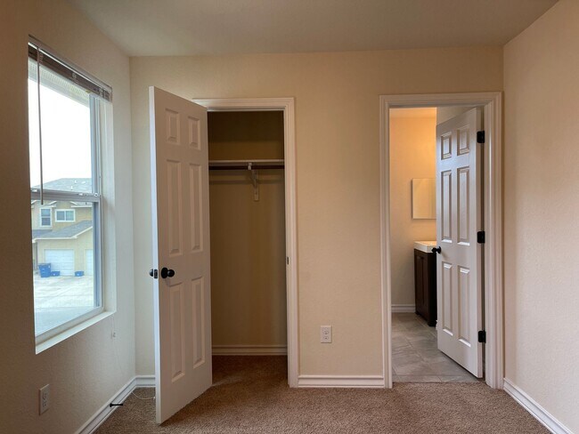 Building Photo - Townhome for rent