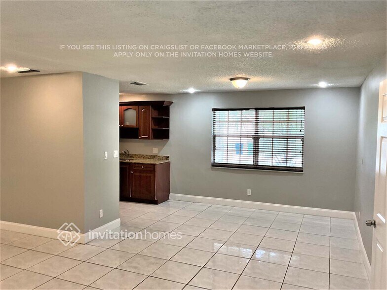 Building Photo - 11600 NW 27th Ct