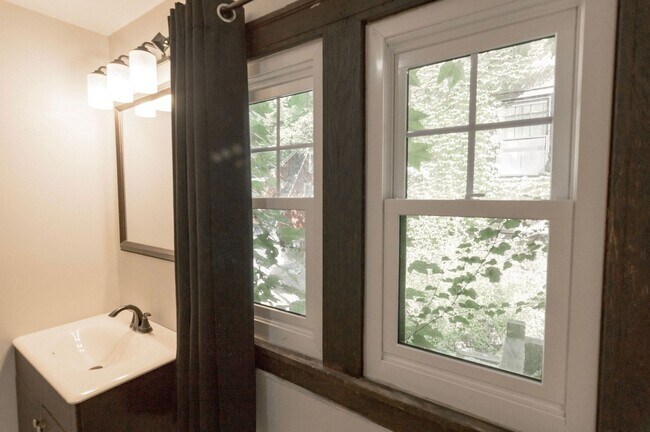 Building Photo - Room for Rent in 5 Bedroom House