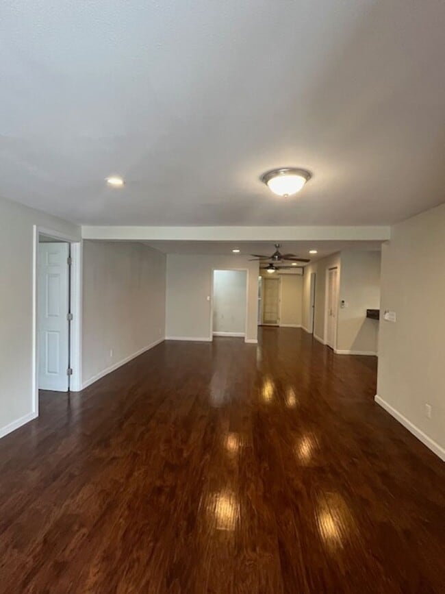 Building Photo - Available 08/16/2025! - Large 4 bedroom/2 ...