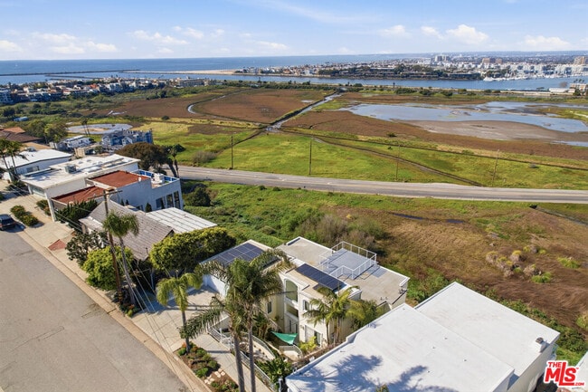 Building Photo - 8120 Billowvista Dr