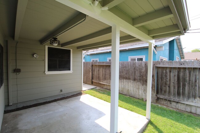 Building Photo - Quaint Santa Paula Home