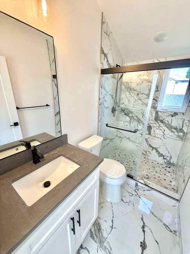 Building Photo - Arbor Heights 2-Bedroom Home in a Prime Location