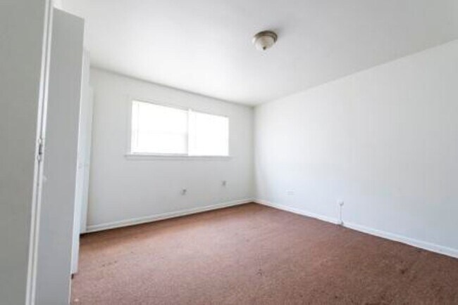 Building Photo - 7901 S Paxton Chicago, IL 60617