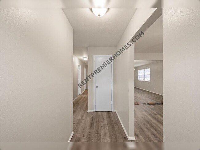Building Photo - 2510 S Fielder Rd