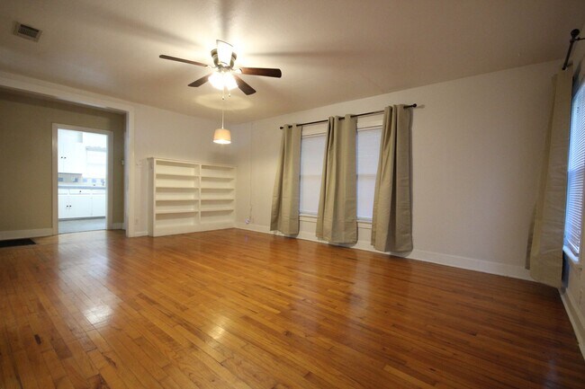 Building Photo - North Loop/Burnet Corridor LARGE 2/1 Duple...