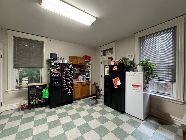 Building Photo - Spacious 4 bed/2 bath on Victor Mins. from...
