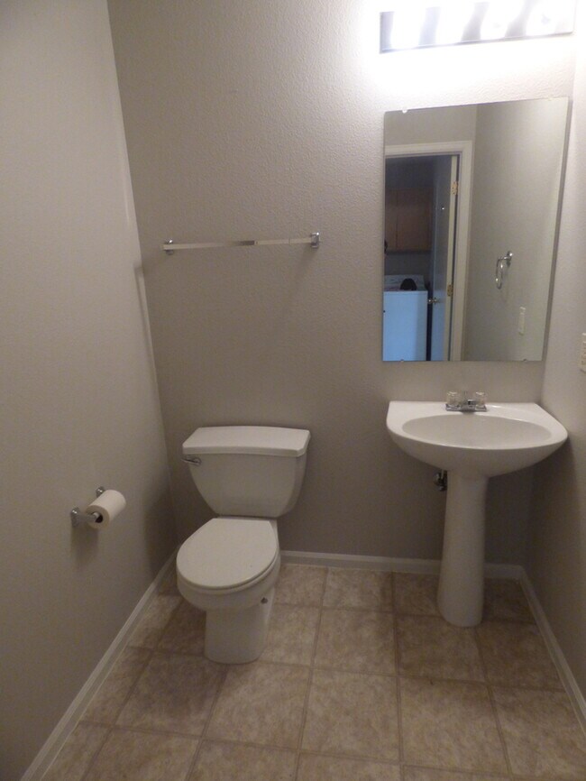 Building Photo - Beautiful 3 Bedroom 2 Bath Townhome with 2...