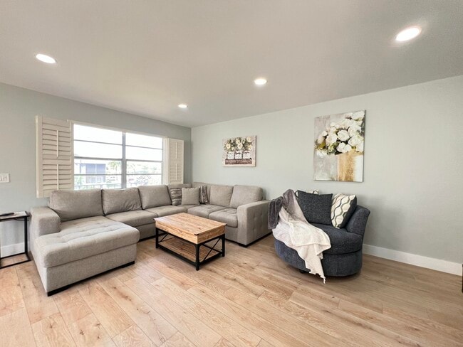 Building Photo - 698 Normandy Ln