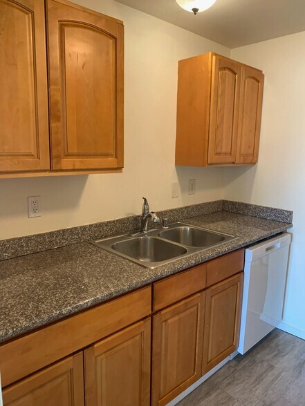 Kitchen with granite countertops - 130 N 21st St