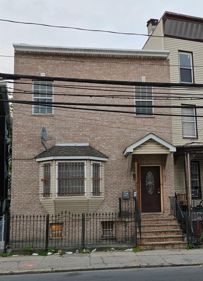 Building Photo - 162 Tonnelle Ave