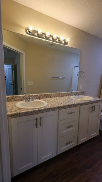 Building Photo - 122 Villa Rd