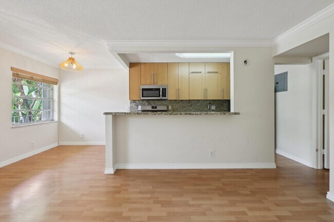 Building Photo - 1125 NE 16th Pl