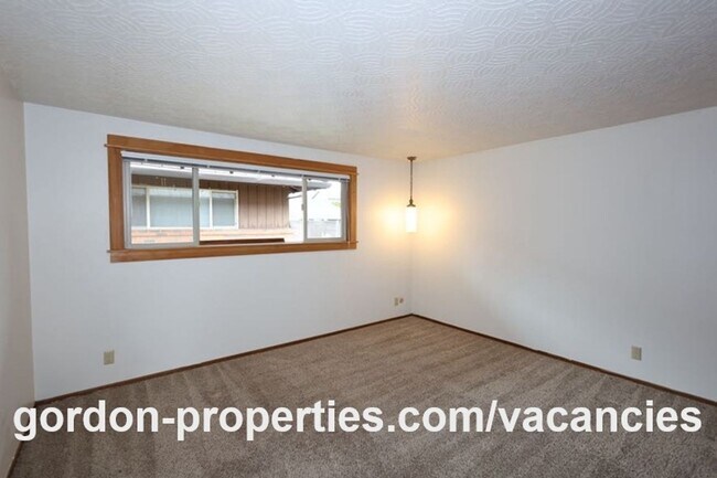 Building Photo - SE Cedar Ave - Single level 2 bedroom unit in duplex