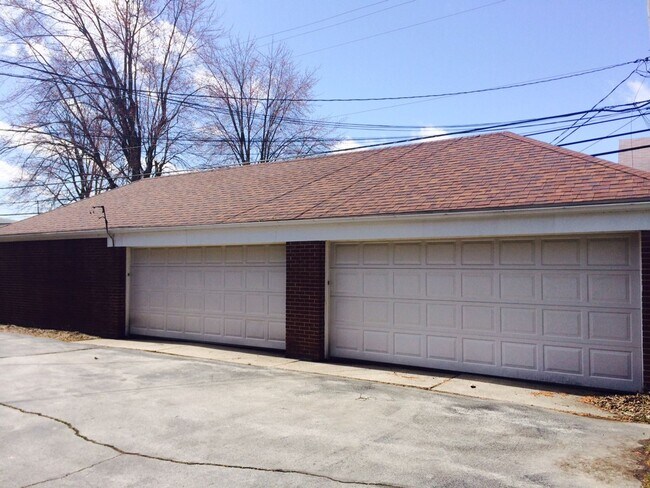 Building Photo - 2127 Collinway St