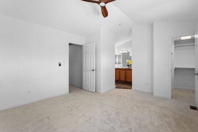 Building Photo - Recently Updated 3 Bedroom 2 Bath Home - B...